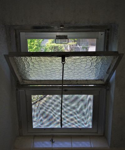 団地浴室内倒し窓とＦＩＸ窓施工中