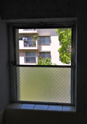 団地浴室内倒し窓とＦＩＸ窓施工中