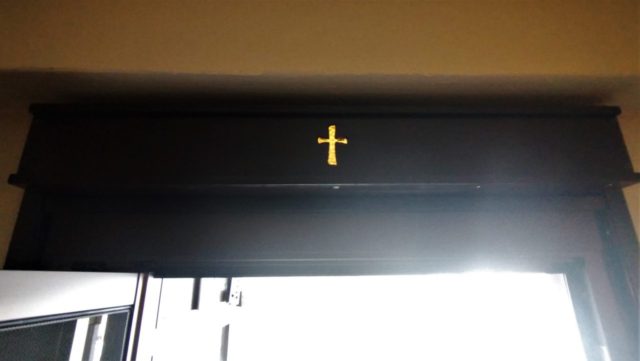 上部枠　ドアクロザーカバーに十字架を掘りました
