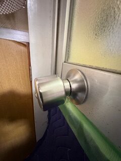 浴室ドアノブ切断中